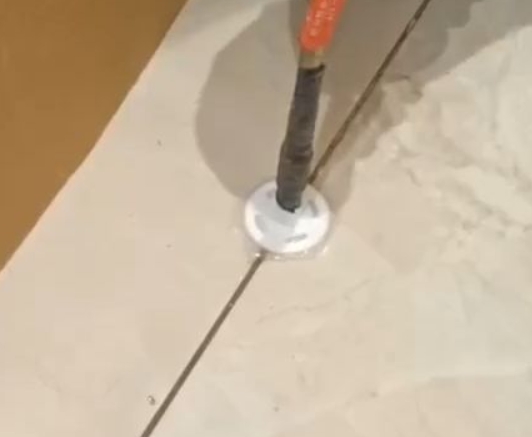 商洛瓷砖空鼓维修公司专业解答瓷砖在铺贴过程中，如果没有涂抹均匀到位的粘结材料（如水泥砂浆或瓷砖胶），可能会导致以下问题