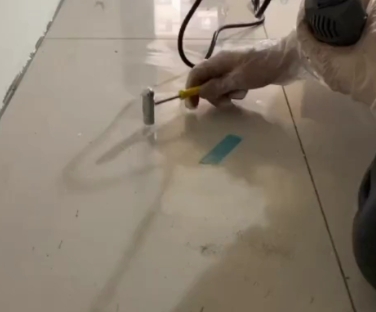 商洛瓷砖开裂维修公司专业分享瓷砖在铺贴前如果没有沥干水分，将会导致以下问题